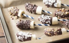 Бананы в шоколаде с цветной кокосовой стружкой