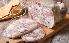 Сальтисон из свиной головы и желудка