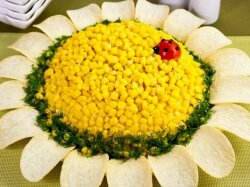 Слоеный салат «Подсолнух» с кукурузой и чипсами