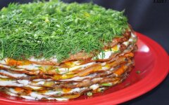 Печеночный торт с морковно-чесночной начинкой