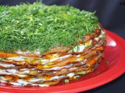 Печеночный торт с морковно-чесночной начинкой