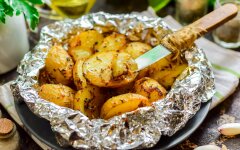 Запеченный картофель с чесноком и травами в фольге