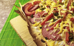 Пицца на лаваше с сыром, колбасой, помидорами и болгарским перцем