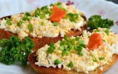 Чесночные гренки из ржаного хлеба с яйцом