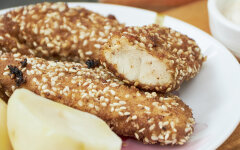 Куриное филе в панировке с кунжутом на сковороде