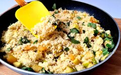 Кус-кус с пряными овощами и сливочно-шпинатным соусом
