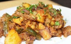 Классический азу по-татарски с картошкой и солеными огурцами