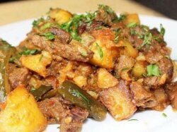 Классический азу по-татарски с картошкой и солеными огурцами