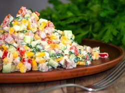 Салат с кукурузой, огурцами и сладким перцем