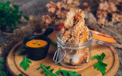 Куриные наггетсы с сырной начинкой и кунжутом