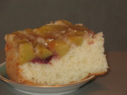 Клубнично-яблочная шарлотка с корицей