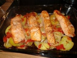 Лосось с картофелем и помидорами черри, запеченный в духовке
