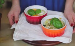 Яйца кокот с креветками и брокколи