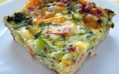 Омлет с брокколи, морковью и горошком