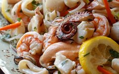 Деликатесный салат из маринованных морепродуктов