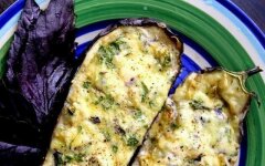 Баклажаны, фаршированные творожно-сырной начинкой