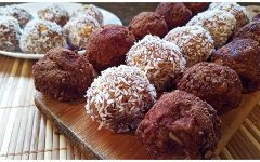 Конфеты из печенья с бананом и арахисом в коксовой стружке и какао