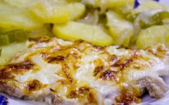 Мясо по-французски с сыром моцарелла в духовке