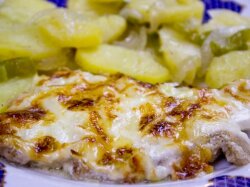 Мясо по-французски с сыром моцарелла в духовке