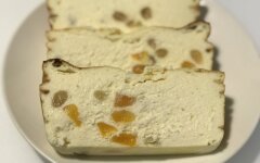 Творожная запеканка с изюмом и курагой
