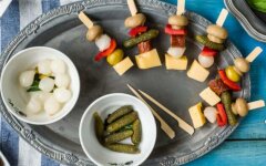 Канапе с сырокопченой колбасой и грибами