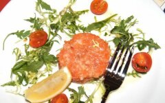 Тартар из лосося с рукколой и каперсами