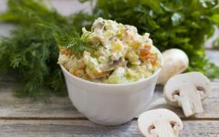 Салат с грудкой, шампиньонами и пекинской капустой