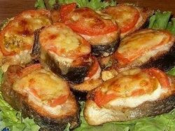 Горбуша с помидорами в духовке под сыром