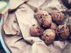 Шоколадно-протеиновые шарики в кокосовой стружке