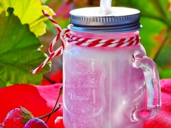 Милкшейк с пломбиром и ягодным сиропом