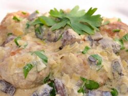 Тефтели в сливочно-грибном соусе под сыром