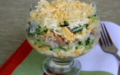Салат из печени трески с картофелем, яйцами и горошком