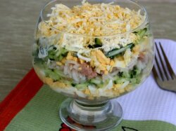 Салат из печени трески с картофелем, яйцами и горошком