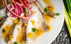 Севиче из мойвы с красным луком