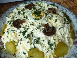 Печеночный слоеный салат с шампиньонами