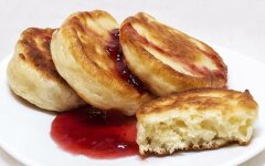 Пышные оладушки на дрожжах к завтраку