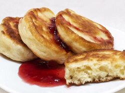 Пышные оладушки на дрожжах к завтраку