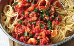 Макароны по-флотски с креветками и сыром