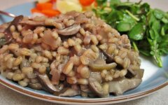 Перловка с грибами и пармезаном