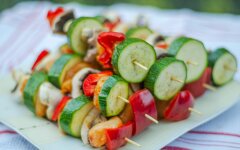 Греческий салат на шпажках для фуршета