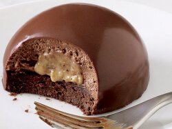 Десерт «Шоколадная бомба» на сливках