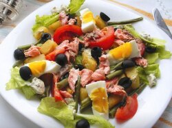 Салат «Нисуаз» с лососем и фасолью