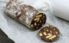 Шоколадная колбаска из печенья со сливками