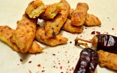 Печенье на молоке с беконом и сыром