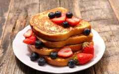 Французские тосты с ягодным сиропом и корицей