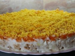 Слоеный салат с горбушей и грибами