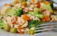 Рисовая каша с брокколи, кукурузой, фасолью и горошком