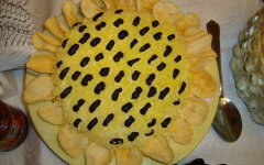 Салат «Подсолнух» с копченым окорочком и кукурузой