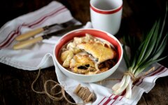Курица с картошкой под сырной шубой в мультиварке