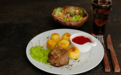 Домашние котлеты с золотистой картошкой